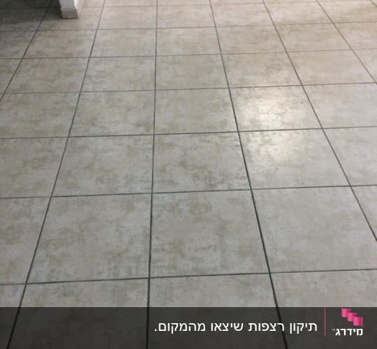 ריצוף פנים באריחי קרמיקה בהירים בחלל הבית
